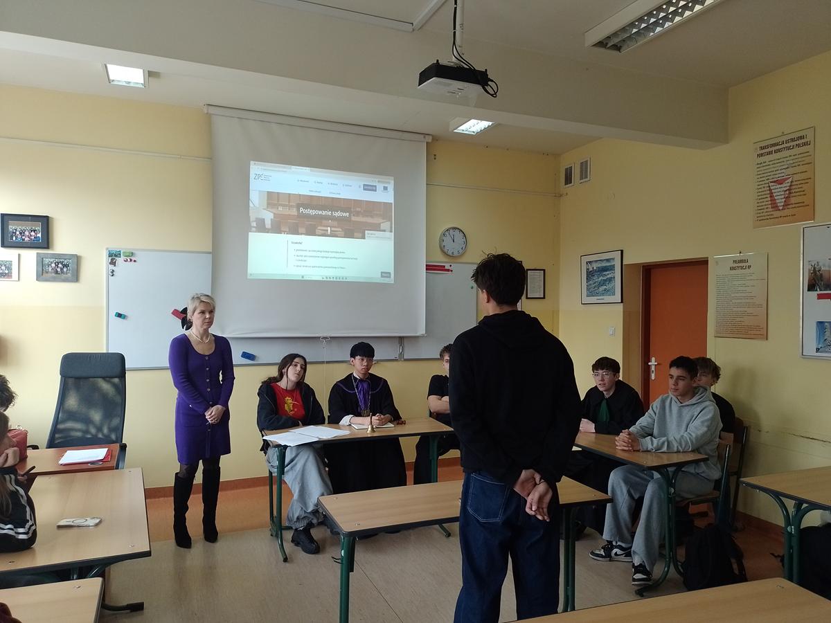 Klasa 2b na symulowanej rozprawie sądowej